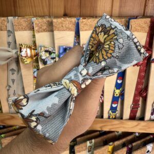 Tela de bufanda de seda con estampado floral y animal, estilo exclusivo Carmenatis, accesorios de moda únicos.