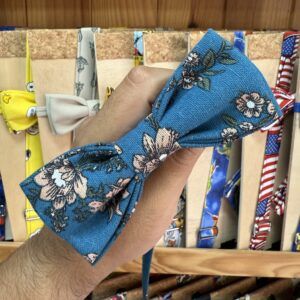 1. Lazo de tela azul con flores estampadas para accesorios de moda y prendas.