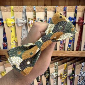 1. Diadema de tela con estampado floral en tonos dorados y verdes, ideal para accesorios de moda.