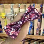 Lazo de tela floral en tono burdeos, hecho a mano, accesorios de moda y complementos elegantes.
