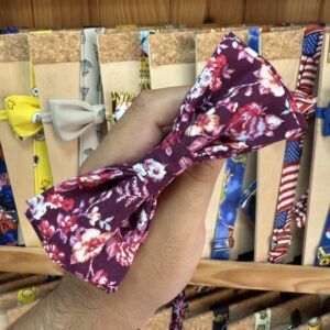 Lazo de tela floral en tono burdeos, hecho a mano, accesorios de moda y complementos elegantes.