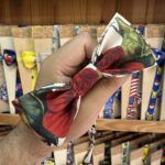 1. Pañuelo de la marca Carmenatis con estampado floral y colores vibrantes.
