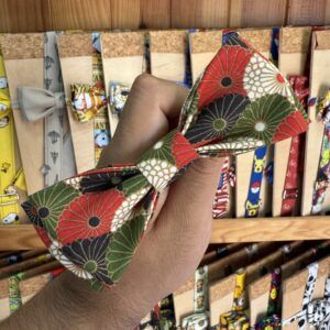 1. Accesorio para mascotas con lazo de tela estampada floral navideña.