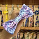 Lazo de tela con estampado floral en tonos pastel para niños y bebés.