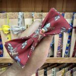 Lazo de tela con diseño floral en color rojo para accesorios de moda.