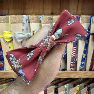 Lazo de tela con diseño floral en color rojo para accesorios de moda.