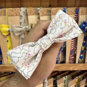1. Lazo de tela color blanco con estampados y puntada decorativa.