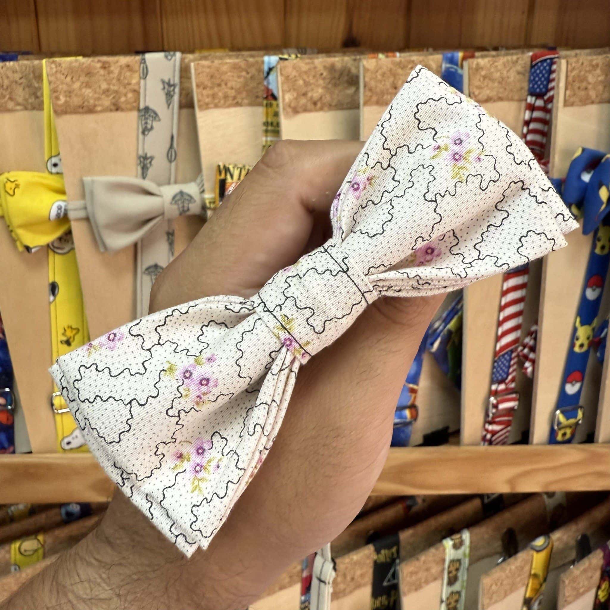 1. Lazo de tela color blanco con estampados y puntada decorativa.