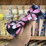 Lazo de tela con estampado de flores rosa y negro para accesorios de moda.
