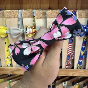 Lazo de tela con estampado de flores rosa y negro para accesorios de moda.