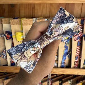 Lazo para el cabello de tela con estampado floral en tonos neutros.