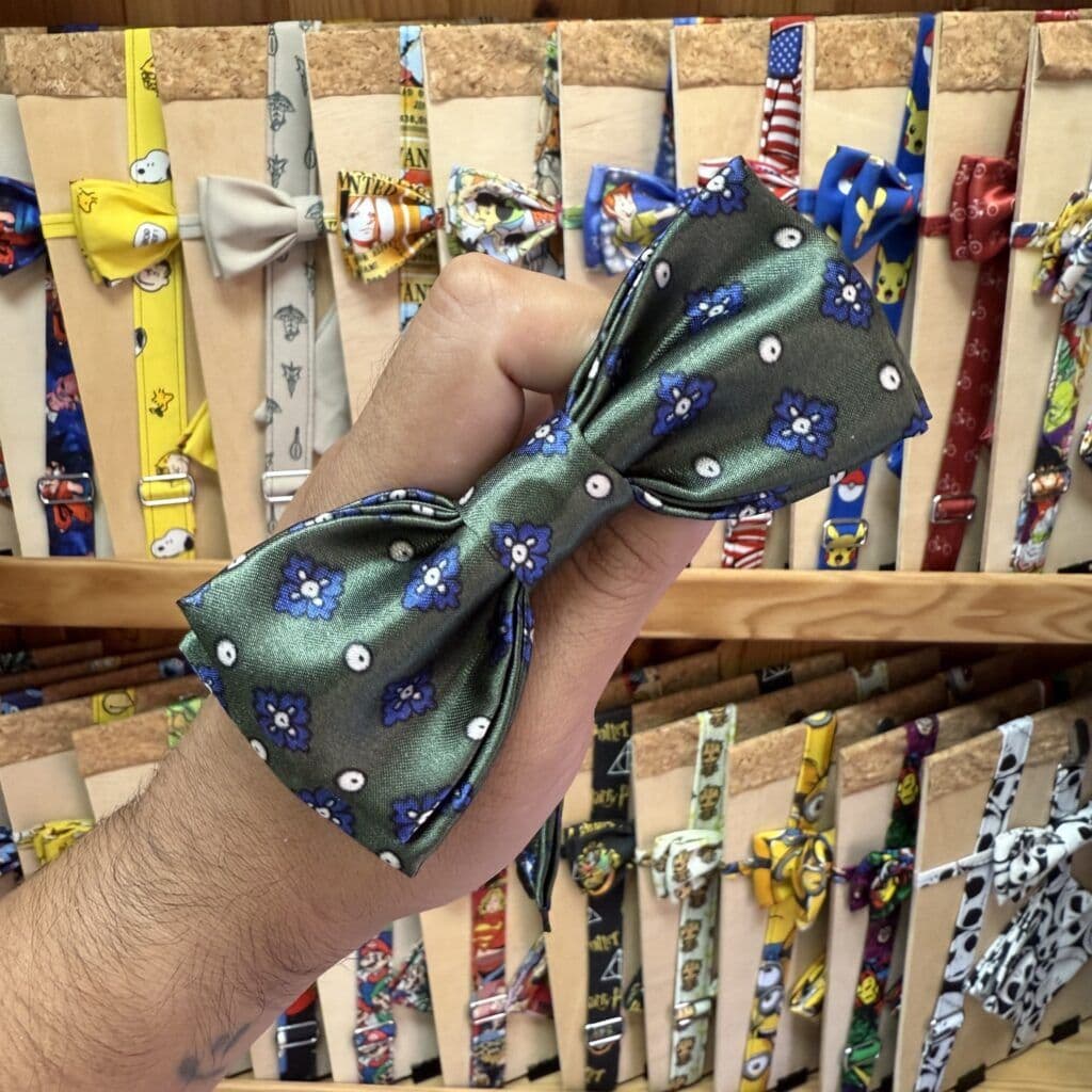 Lazo de tela con estampado floral en tonos verdes y azules.