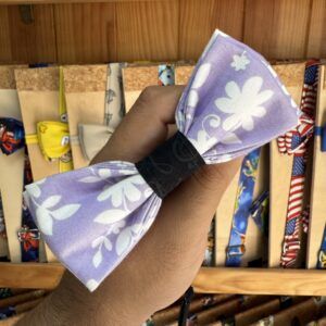 1. Diadema de tela con diseño floral en tonos lilas y blancos, ideal para accesorios de moda.
