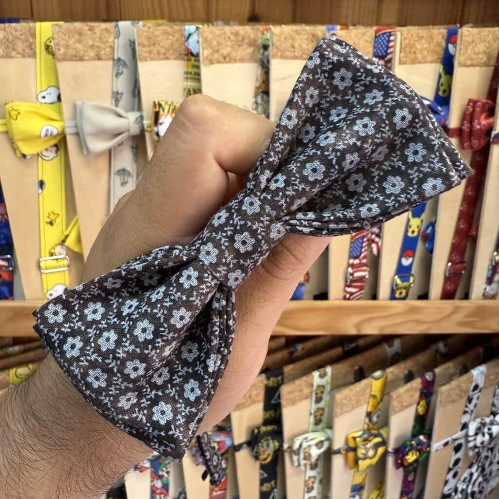 1. Lazos y accesorios para cabello con diseños variados y estampados florales en tienda Carmenatis.