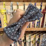 1. Lazos y accesorios para cabello con diseños variados y estampados florales en tienda Carmenatis.