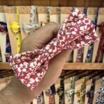 1. Laço de tela en color rojo con diseño de flores para peinados y accesorios de moda.
