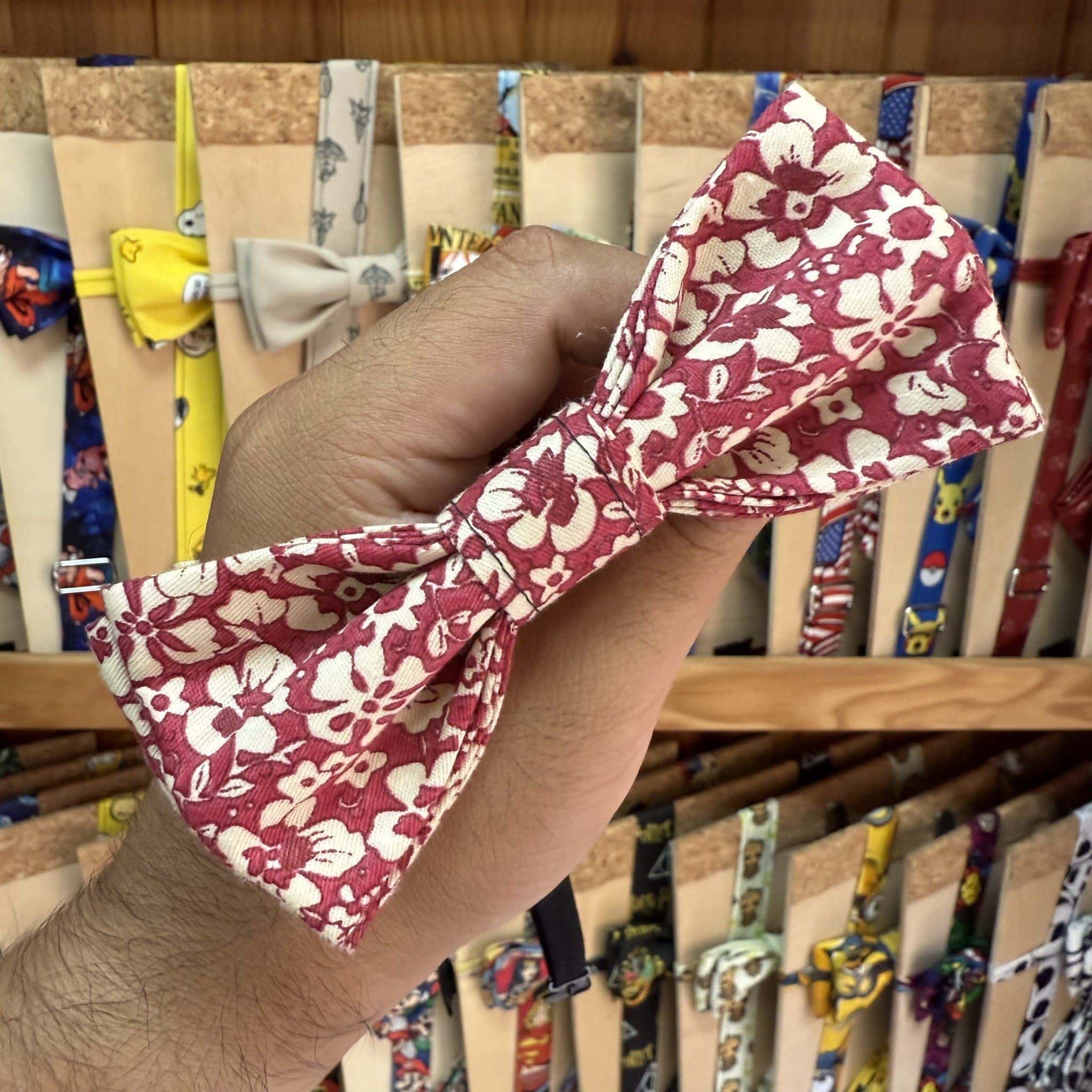 1. Laço de tela en color rojo con diseño de flores para peinados y accesorios de moda.