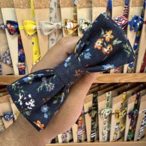 A arreglos de cabello con estampado floral en tonos oscuros para mujer.