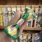 1. Pañuelo de tela con estampado de frutas y flores en tonos verdes y rosados para accesorios de moda.