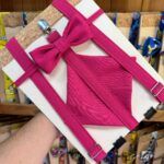 1. Faixa de cabelo rosa con lazo y fondo blanco, estilo accesorios para niñas.