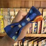 Manguito de corastro con diseño espacial y planeta Tierra, ideal para accesorios de moda y detalles únicos.
