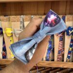 Coloridos lazos para cabello con diseños astronómicos y temática espacial, ideales para accesorios infantiles y moda divertida.