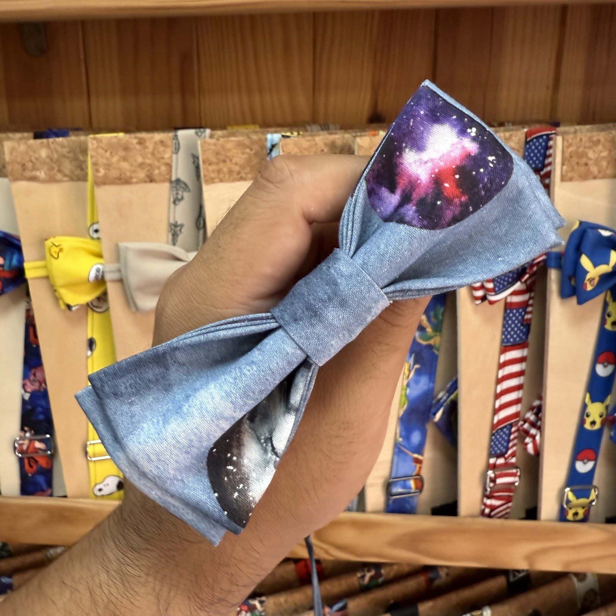 Coloridos lazos para cabello con diseños astronómicos y temática espacial, ideales para accesorios infantiles y moda divertida.
