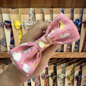 TitulO: Látigo de tela con estampado de gatos y palabras relacionadas con felinos.