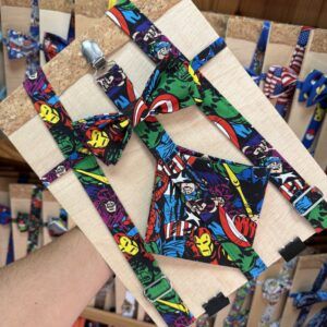Cinturón y corbata con estampado de cómics de superhéroes Marvel.