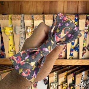 Tocado de tela con estampado floral, adecuado para accesorios y accesorios de moda.