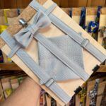 Chaleco con lazo gris para niñas, ideal para ocasiones especiales, fabricado con materiales de calidad y estilo elegante.