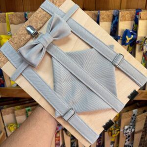 Chaleco con lazo gris para niñas, ideal para ocasiones especiales, fabricado con materiales de calidad y estilo elegante.