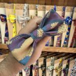 Lazo de tela con estampado de personajes, ideal para usar en accesorios y prendas infantiles.