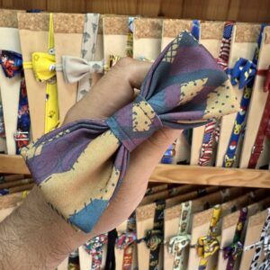 Lazo de tela con estampado de personajes, ideal para usar en accesorios y prendas infantiles.