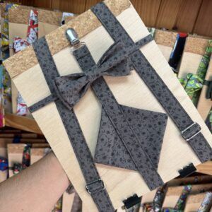 1. Cinta de estilo vintage con lazo negro en tablero de madera.