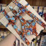 Lazo de tela de Dragon Ball con estampado de personajes en tonos naranjas y azules.