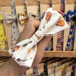 Sombrero para mascotas con estampado de guitarras y notas musicales, ideal para perros y gatos.