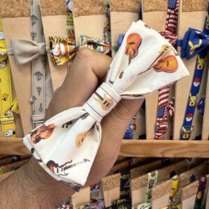 Sombrero para mascotas con estampado de guitarras y notas musicales, ideal para perros y gatos.