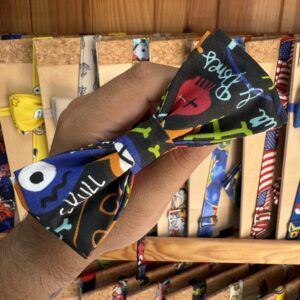1. Lazo de tela con diseño de personajes y letras, ideal para accesorios personalizados.