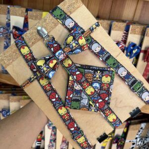 Coloridos collares y correa de personajes de Marvel en tela estampada para mascotas.