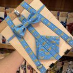 Correa y pajarita de Wonder Woman en tela azul con estrellas y rayas amarillas, para mascotas.