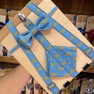 Correa y pajarita de Wonder Woman en tela azul con estrellas y rayas amarillas, para mascotas.