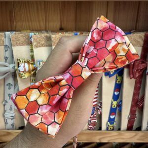 Dibujo de diadema para mascotas con estampado de panal en tonos naranjas y rosas, ideal para accesorios de animales.