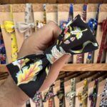 1. Lazos de tela con estampado floral en variedad de colores y diseños.