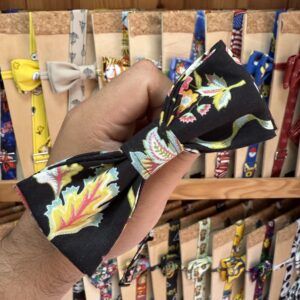 1. Lazos de tela con estampado floral en variedad de colores y diseños.