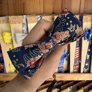 1. Diadema de tela con diseño floral y bandera japonesa, estilo bandana.