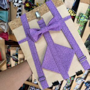 Accesorio de moda para mascotas con lazo púrpura y cinturilla preciosa, ideal para que tu perro luzca adorable.