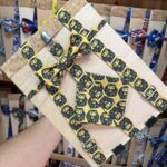 Colorido arnés de tela con estampado de leones para mascotas, ajustable y cómodo.