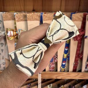 Lazo de tela estampada con diseño floral y colores neutros para accesorios de moda.