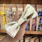 1. Lazo de tela con diseño de mapas y escritura creativa, ideal para accesorios de moda y regalos únicos.